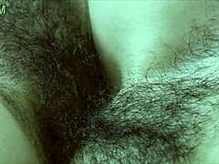 Trío lésbico vintage con acción peluda antigua retro en grupo