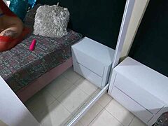 Que rico es desnudarme y masturbar mi apretado coño con un vibrador