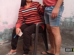 Nastavnica se savija za veliki kurac svog studenta i prima cumshot na svoju indijsku veliku guzu 🍆💦