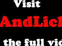 Dessa brottande lesbiska fingrar varandra hårt i sextionio-ställning efter intensiv kattkamp i strumpor