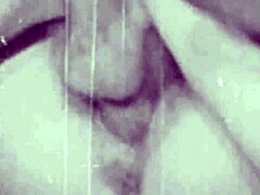 Scène secrète vintage anglaise des années 60 avec action à trois en style rétro