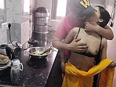 Oye, mira este revolcón caliente en la cocina con la bhabhi desi y su marido