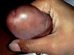 je caresse nonchalamment ma grosse bite noire en solo ici