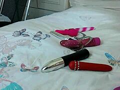 Groovy granny Matureclaire geeft zich over aan lange solo masturbatie die leidt tot intense squirt orgasme