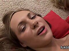 Brudna gorąca laska rozciąga swoją cipkę i kocha hardcore pieprzenie!