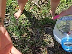 Ngewe ibu teman di luar ruangan di hutan terasa sangat intens