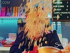 18+ najstniki uživajo v filmu v kinu z zunanjim jebanjem