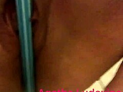 ฉันตื่นเต้นมากตอนเสียวตัวเองในอ่างน้ำและฉีดน้ำทอง