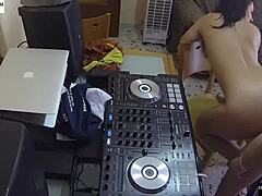 La pareja disfruta follando al ritmo de la música del DJ, con mamada y dedos.