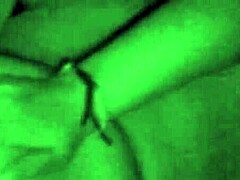 Latina culona se excita durante sesión de masaje en mesa con toques suaves