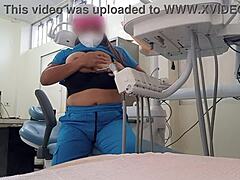 Estudante de odontologia se masturba loucamente no consultório médico uau!