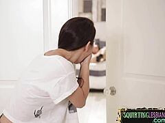 Emotionale lesbische Babes spritzen wild während intensiver oraler Cunilingus-Session. Ihre natürlichen Titten und Muschis explodieren in Ekstase.