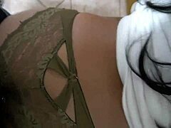 Boquete rápido da colega morena para o professor na sala de aula pública!