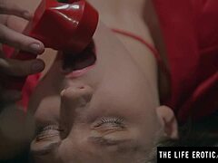 Çoraplı sevimli sarışın kız erotik telefon konuşması sırasında yakın çekim parmaklamadan ince heyecan yaşıyor.