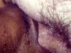 في جلسة خاصة، شعرت بلذة فموية من شريكي الأسود المهيمن