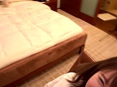 アジアンベイビーの可愛い巨乳が自家製の楽しみでからかう