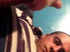 אני משחקת עם הכוס שלי ואוננת אינטנסיבית