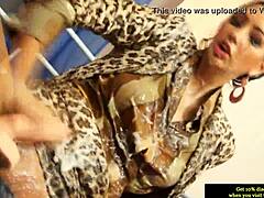 Aman, yani, o strapon lezbiyenleri amı o kadar sert beceriyor yüksek çözünürlükte, her yerde döl.