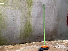 Empleada brasileña caliente limpia la casa, no resiste su gran culo