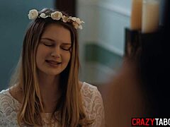 Lesbian Alex Coal rendam faraj pengantin Bunny Colby lepas cium intens