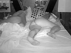 Büyük kıçlı amatör Latina gerçek fetiş oyununda elmasını ısırmak istiyor.