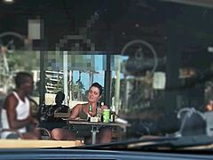 Femme infidèle exhibe sans culotte devant un café dans une aventure interracial avec un mec noir