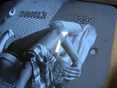 Riley presenečena z velikim kurcem skozi steno kopalnice, ga sesa deepthroat in jezdari cowgirl.