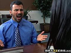 Brazzers - Phoenix Marie 和Rachel Starr 在工作中面对性张力，巫毒。