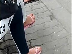 Klip kaki candid dalam flip flops