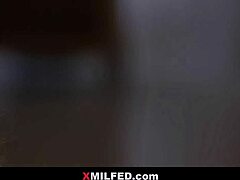 Mostoha masszírozza a mostohalányt, Brandi Love-ot és Lyra Law-t