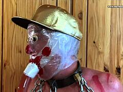 我作为女主人April支配着大象长鸡巴男人，他被绑着在我控制下喷水。