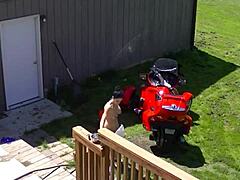 Babe webcam goală Cleo își fută curul strâmt în curte