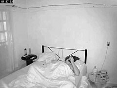 Hey, tjek min tykke gravide kæreste der onanerer mens jeg hemmelig ser på hende via webcam.