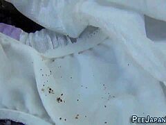 Japansk dame fanget mens hun tisser på arbejdet på offentlig sted