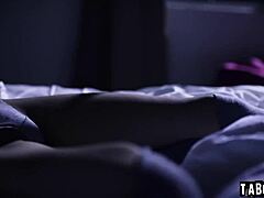 أتحب سافانا سيكس؟ يمكنك تقريبًا شم رائحة عصارة كسها الرطبة بينما ينيكها المصاب بالأرق في قصة تابو مع صدر طبيعي كبير.