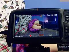 Ops, viene così carino con la mano nel culo mentre munge il cazzo