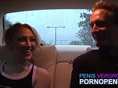 蒸し暑い4人組セックス、ホーニーなブロンドたちがディープスロートして車内で中出し。