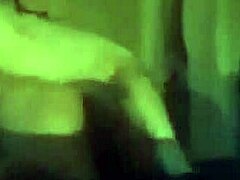 Poglej, kako linda liže to mokro pičko pred jebanjem amatorke?