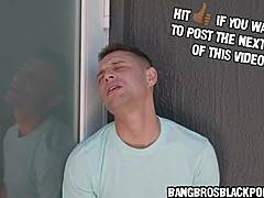 Ze vroeg hem haar lekkere lichaam in te oliën voor ontspanning