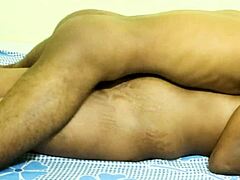 Babhi desi India ketagih seks anal hardcore dan cumshot.