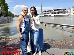 Ach člověče, tahle elegantní evropská milfka v podpatcích saje ten ocas a prstí se tak horko!