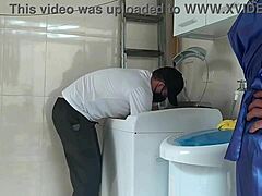 Hei teknisi, lihat jubah tembus pandang sama memek cukur aku sekarang