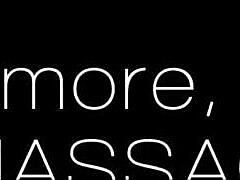 Masseuse brengt olie aan om kleine 18+ perky maagdelijke tieten en maagdelijke vagina te masseren