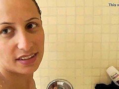 nórska amatérska milf dostáva deepthroat fúkanie v sprche s veľkými cicmi a zadkom