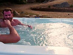 既婚男性が初めてのゲイパーティーで本当の自分を発見