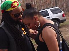 depois de viagem empolgante de moto, Layla Perez e Don Whoe esquentam o jardim da frente