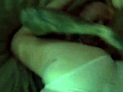 Esposa leva dupla penetração de caras enquanto o marido está no trabalho.