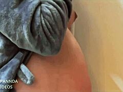 Een oude gelukkige dikke man neukt zijn 18-jarige stiefzus in homemade amateur video