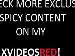 Kleine 18+ Teen Hana Lily wackelt ihren großen Arsch und masturbiert ihre perfekte kleine 18+ Muschi