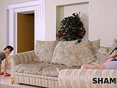 V Shame4k, služkinjina tesna obrita pička zapeljuje učenca, da jo rado jebe.